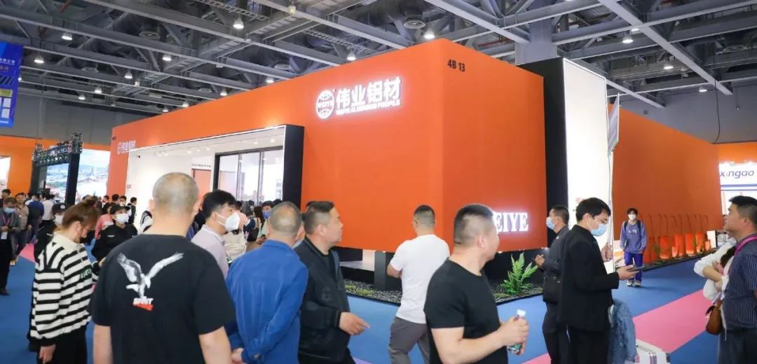 一展看過(guò)癮，鋁門窗幕墻展看偉業(yè)鋁材，滿眼是驚喜，一起往前走