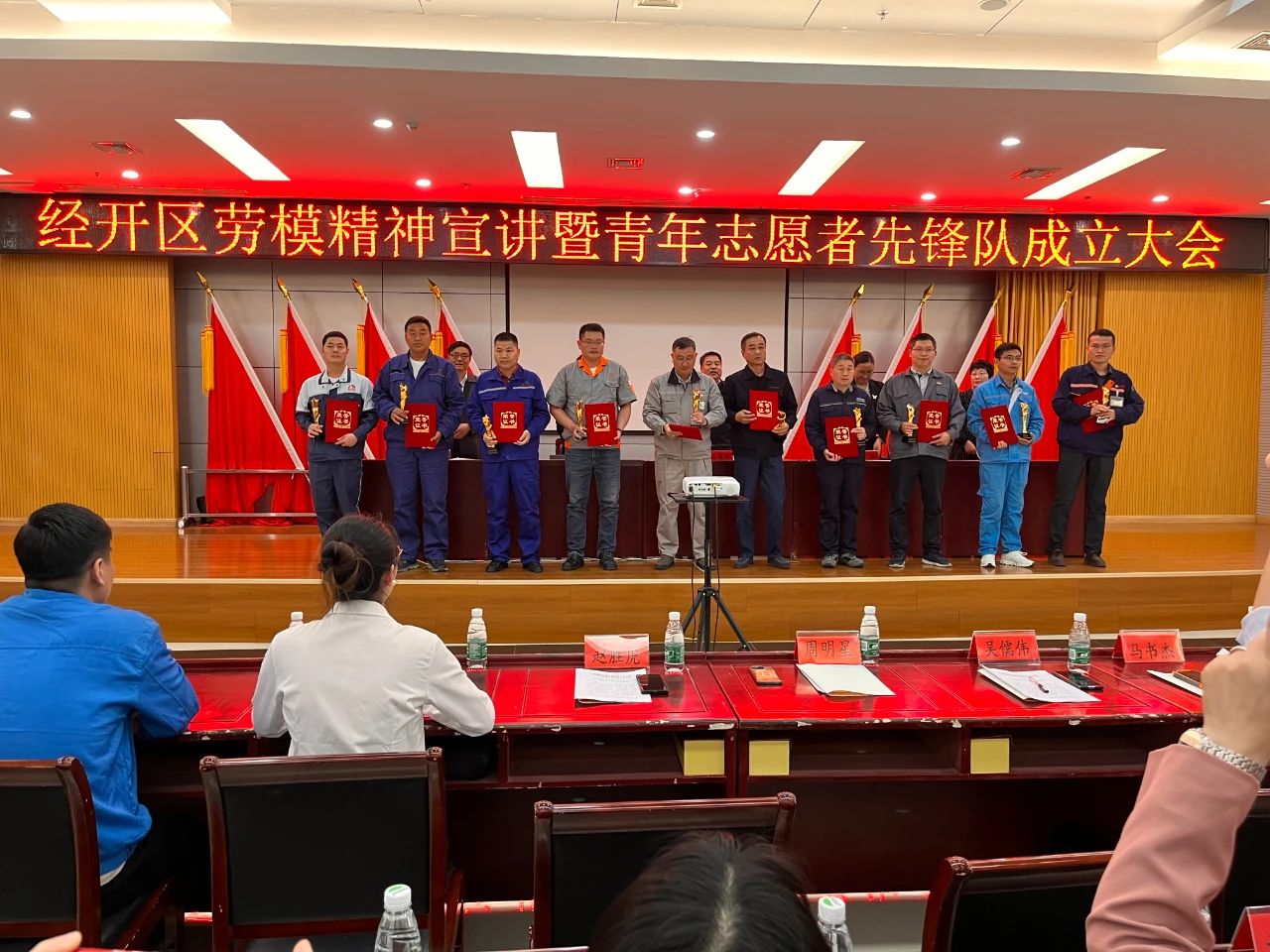 致敬偉業(yè)榜樣，讓勞動者力量熠熠生輝——偉業(yè)鋁材獲勞動模范表彰